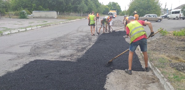 Дорожній сезон: вулиці й дороги комунальної власності ремонтують в населених пунктах Чорнобаївщини та Христинівщини