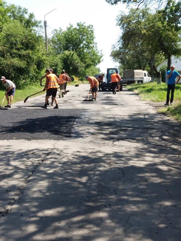 Дорожні ремонти: На Тальнівщині продовжують працювати над відбудовою місцевих доріг
