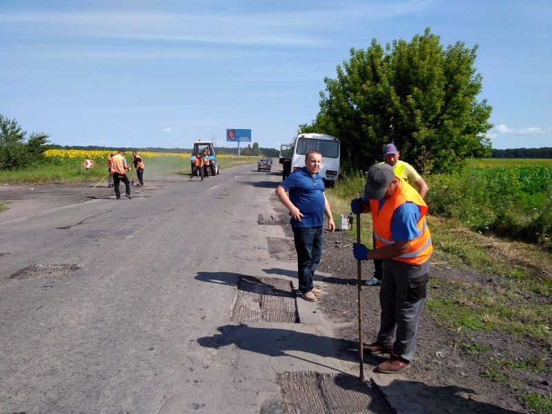 Дорожні ремонти: На Монастирищині ямково відновлюють автодорогу Т-24-03 у напрямку Жашкова