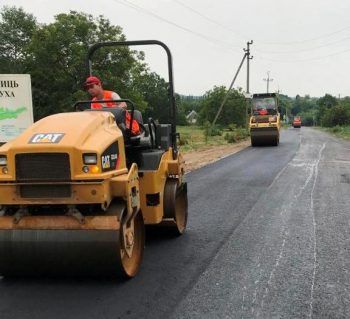 Дорожні ремонти: На Уманщині відновлюють 2,2 км місцевого автошляху