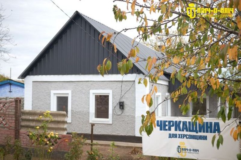 Пліч-о-пліч: черкаські будівельники вже відновили понад сотню будинків на Херсонщині