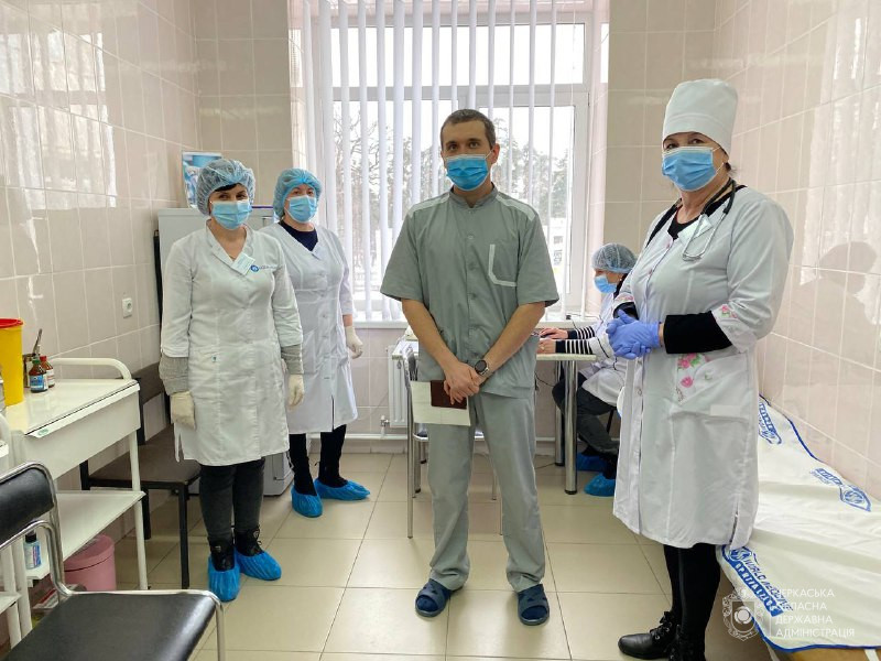«Жодних ускладнень я не відчуваю»: перший щеплений від COVID-19 медик з Черкащини