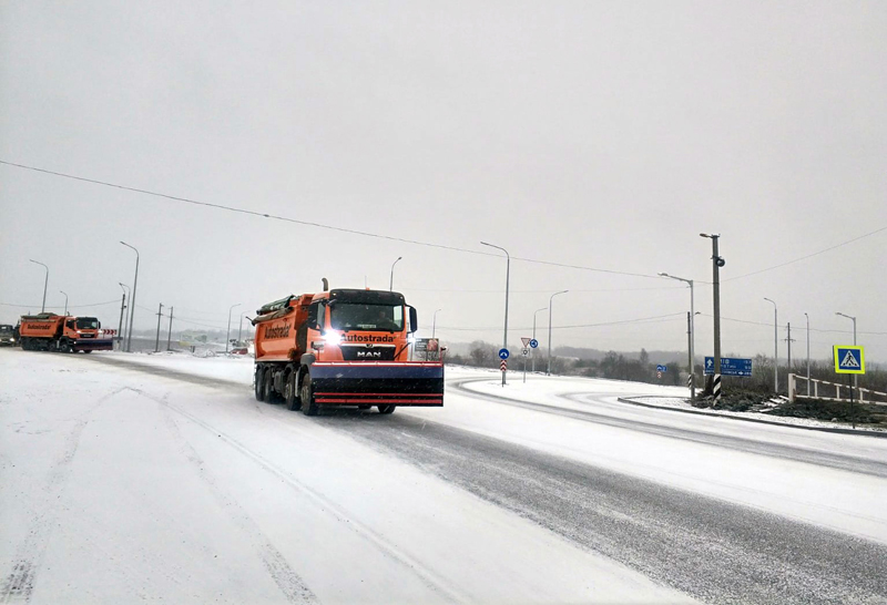 На Черкащині борються з наслідками снігопаду понад 60 снігоприбиральних машин