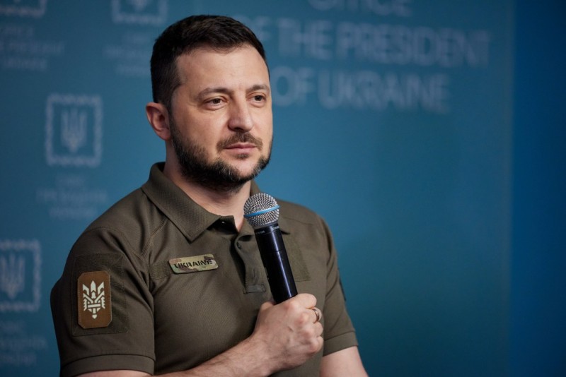 Україна веде переговори з низкою держав щодо вивезення зерна з портів, але головним гарантом у цьому питанні залишається зброя – Президент