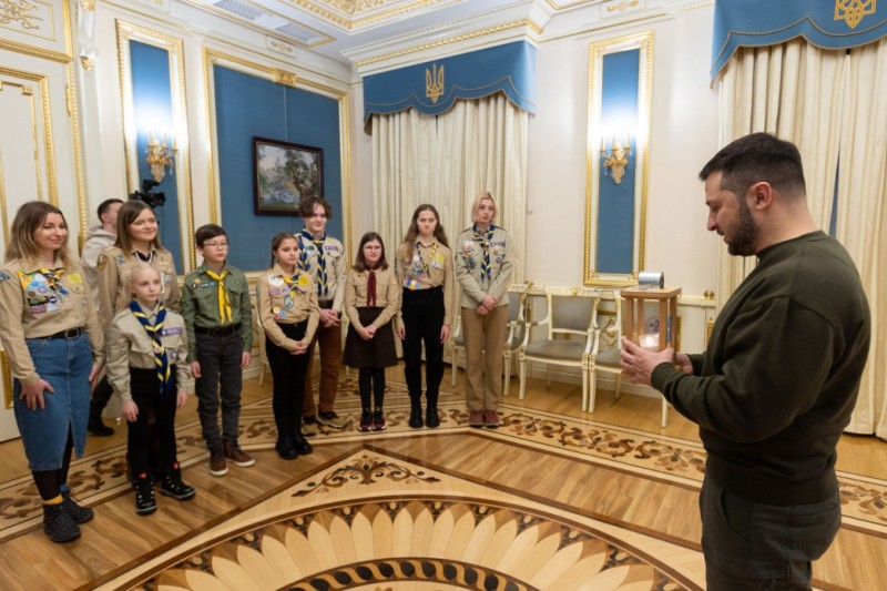 Президентові України передали Вифлеємський вогонь миру