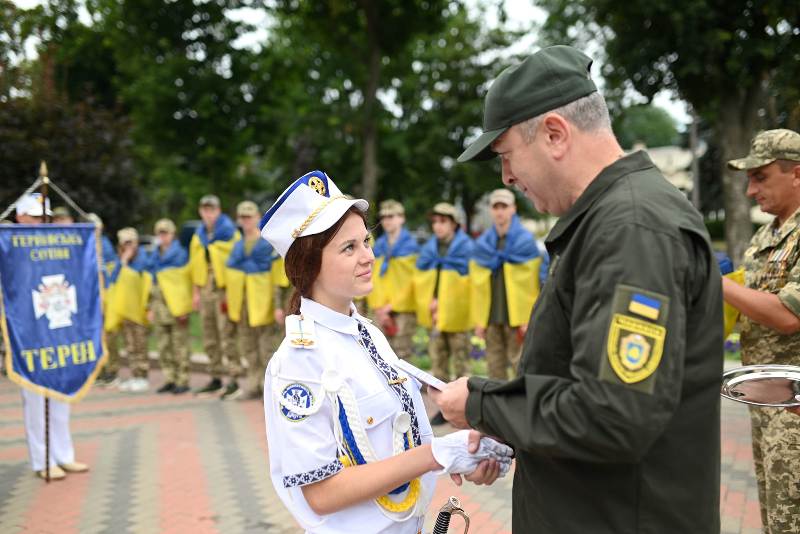 Школярі-відмінники захисту України отримали обласні відзнаки