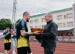 На фото - Ігор Табурець вітає учасників Турніру Захисників зі стартом змагань