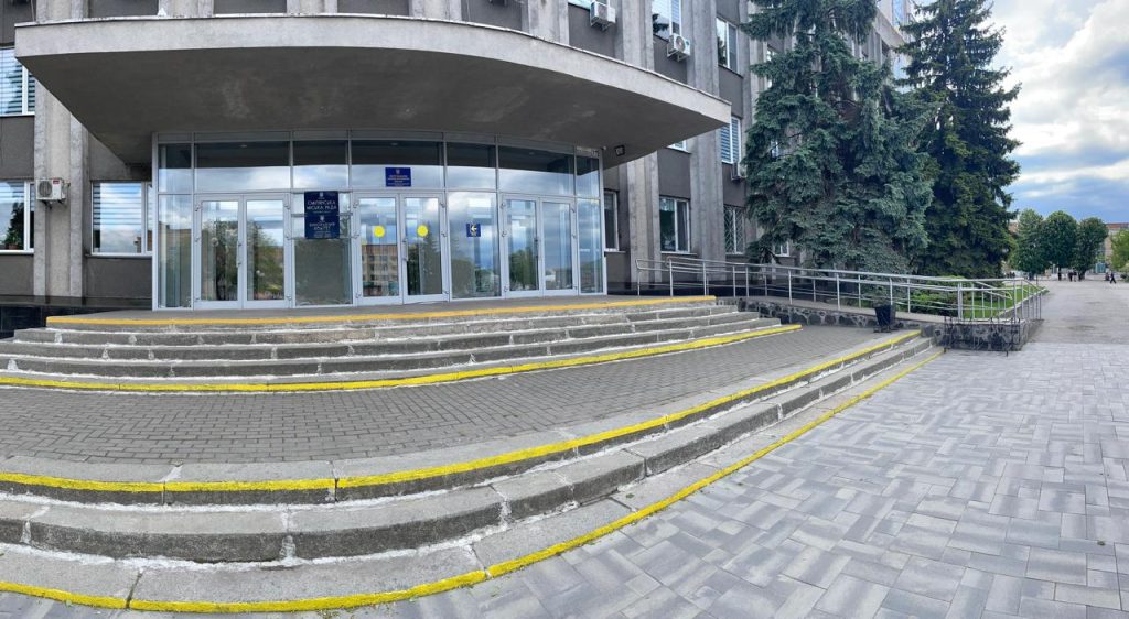 На фото - ЦНАП у Смілянській громаді, де впровадили стандарти безбар'єрності