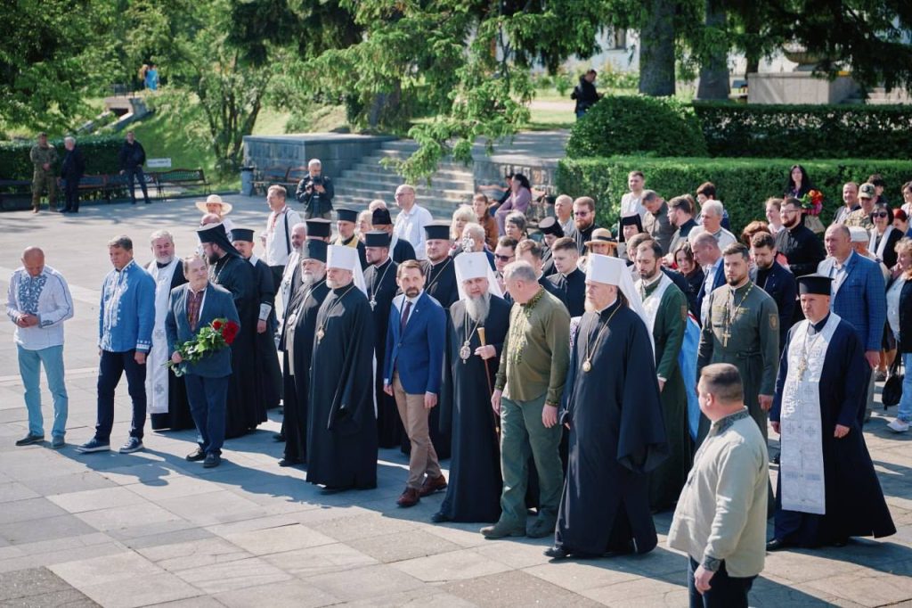 На фото - учасники заходу до 164-ої річниці перепоховання Тараса Григоровича Шевченка