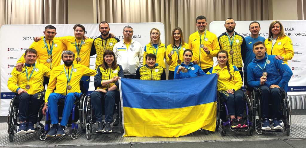 На фото - збірна команда України з фехтування на візках