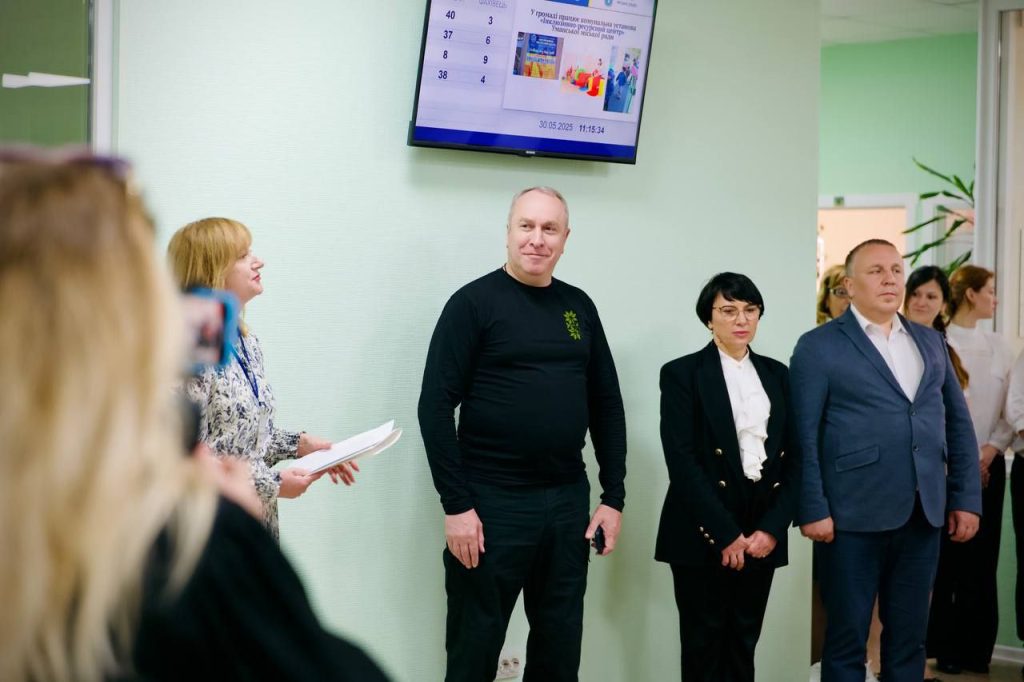 На фото - Ігор Табурець та інші учасники під час відкриття сервісу "Єдине вікно" в уманському ЦНАПі