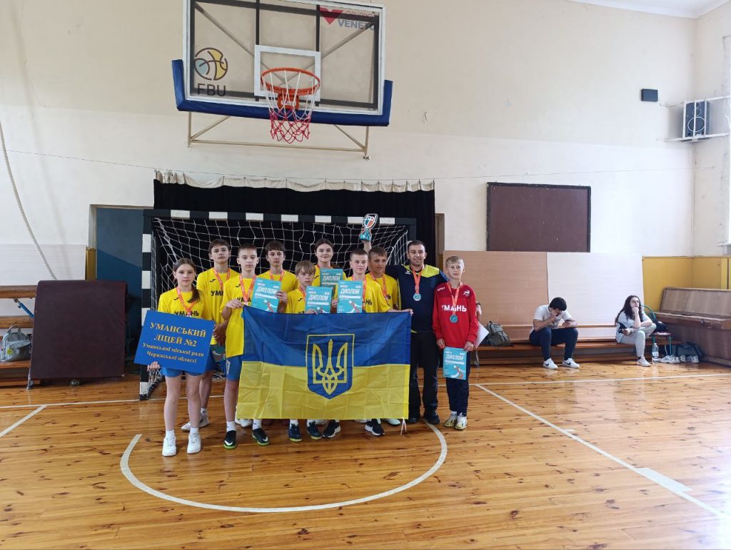 На фото - команда школярів, яка змагалася в гандболі