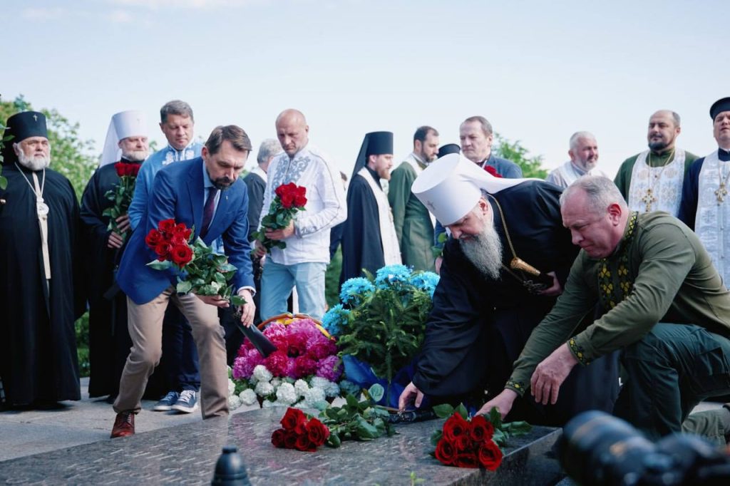 На фото - Ігор Табурець, Блаженніший митрополит Київський і всієї України Епіфаній та Микола Точицький вшановують пам'ять Шевченка