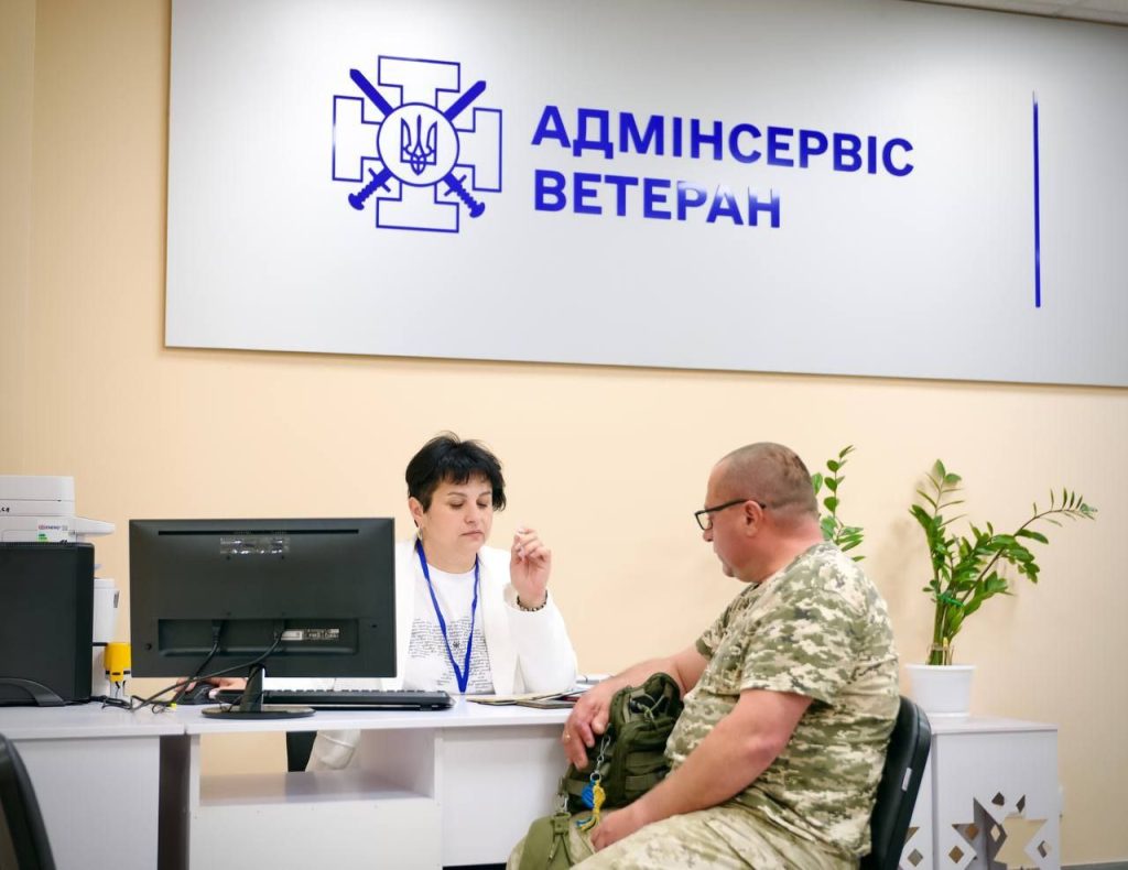 На фото - ветерану надають послуги 
 в просторі сервісу "Єдине вікно"