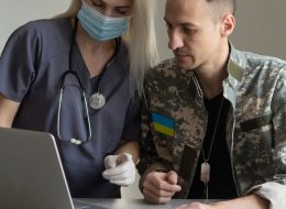 На фото - військовий і лікарка