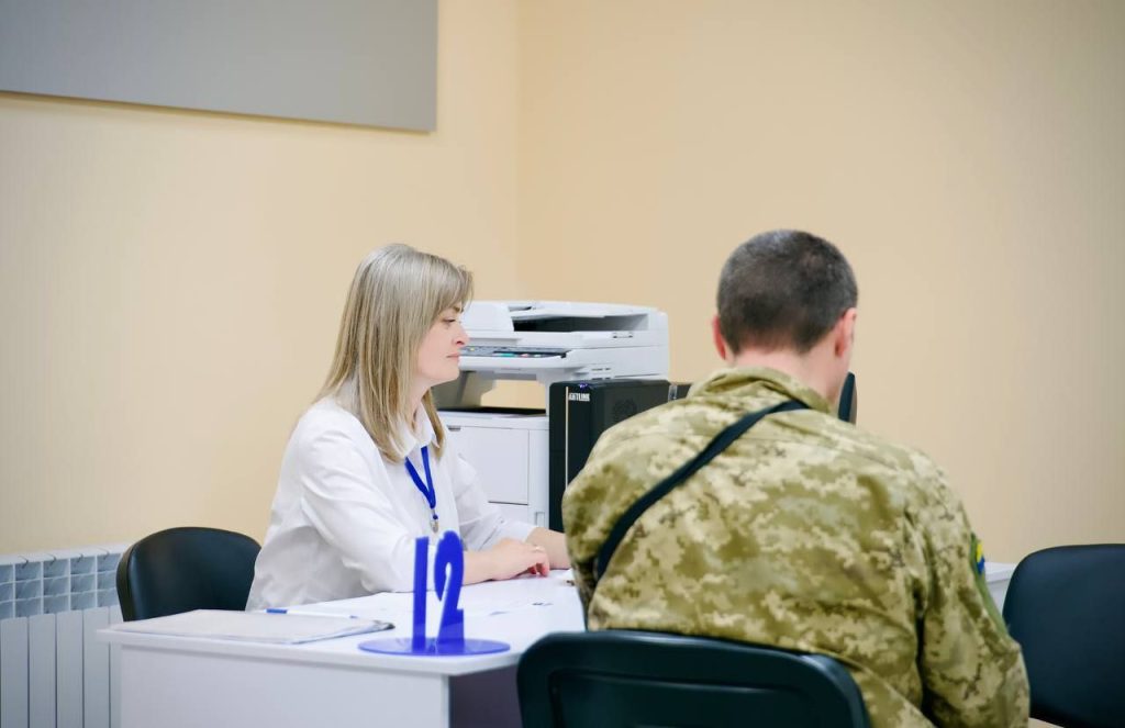 На фото - ветерану надають послуги 
 в просторі сервісу "Єдине вікно"