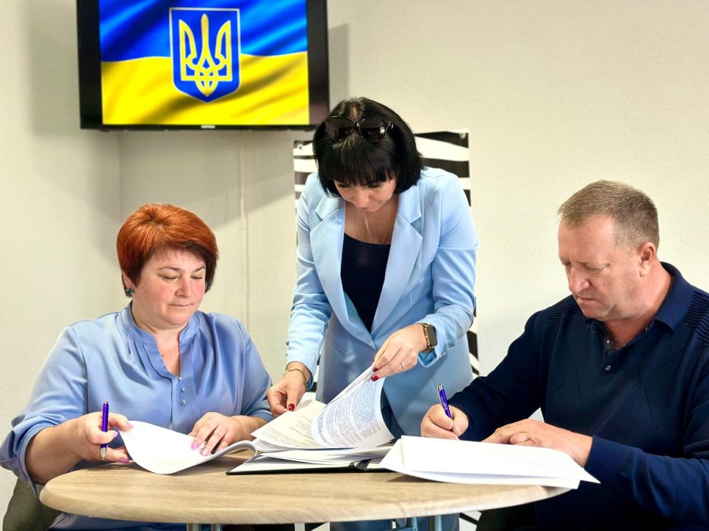 На фото - одна з громад підписує договір про співробітництво