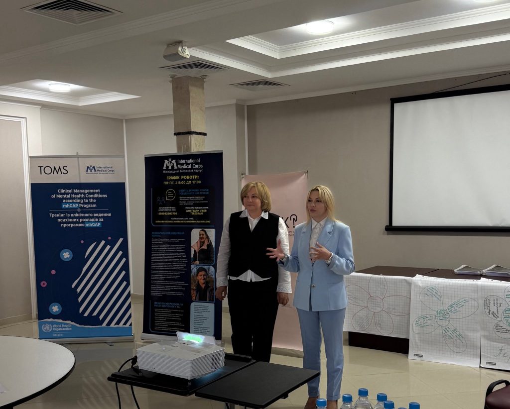 На фото - Наталія Кравченко та Вікторія Шепіль на відкритті інтенсиву 