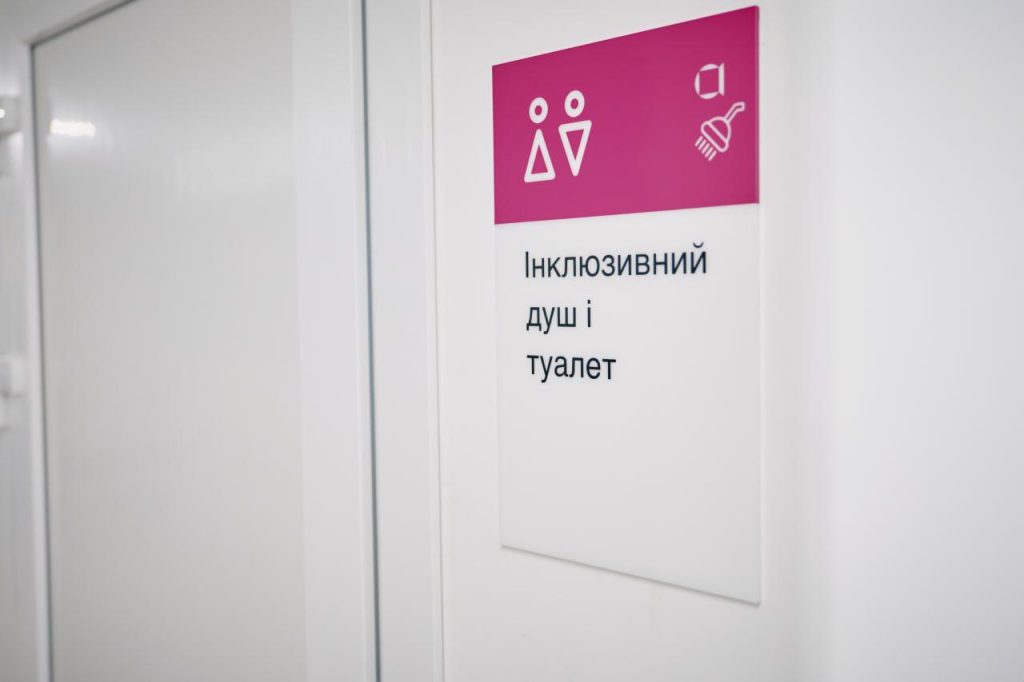 На фото - двері у приміщенні