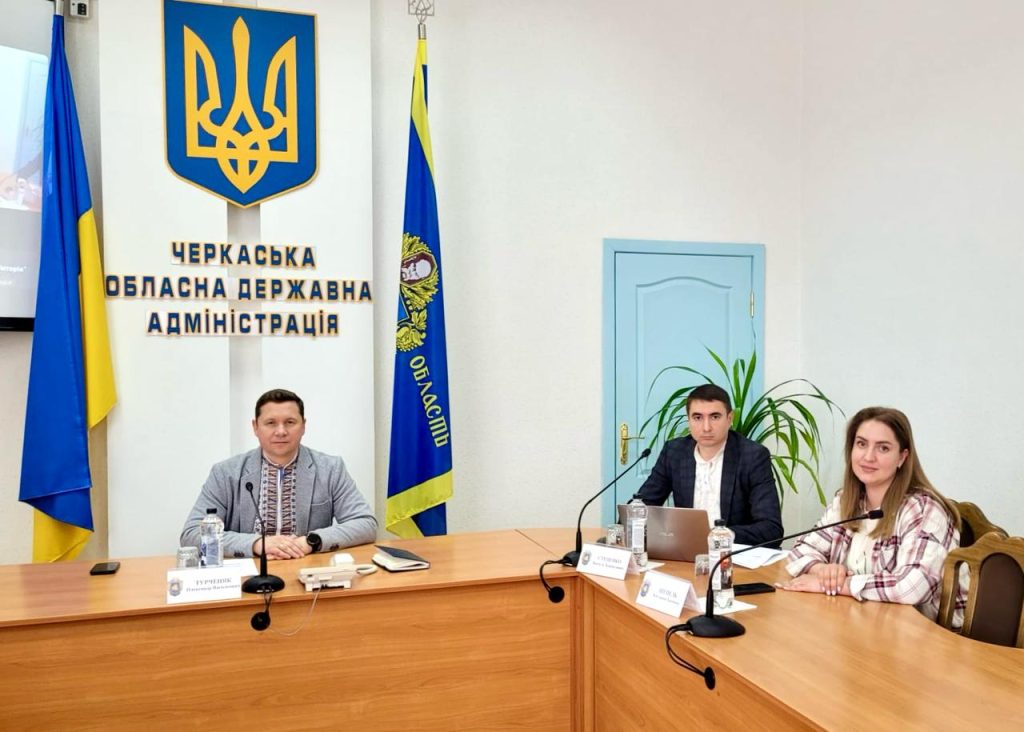 На фото - Олександр Турченяк та учасники зустрічі