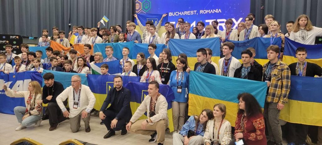 На фото - українська делегація учасників з прапорами України