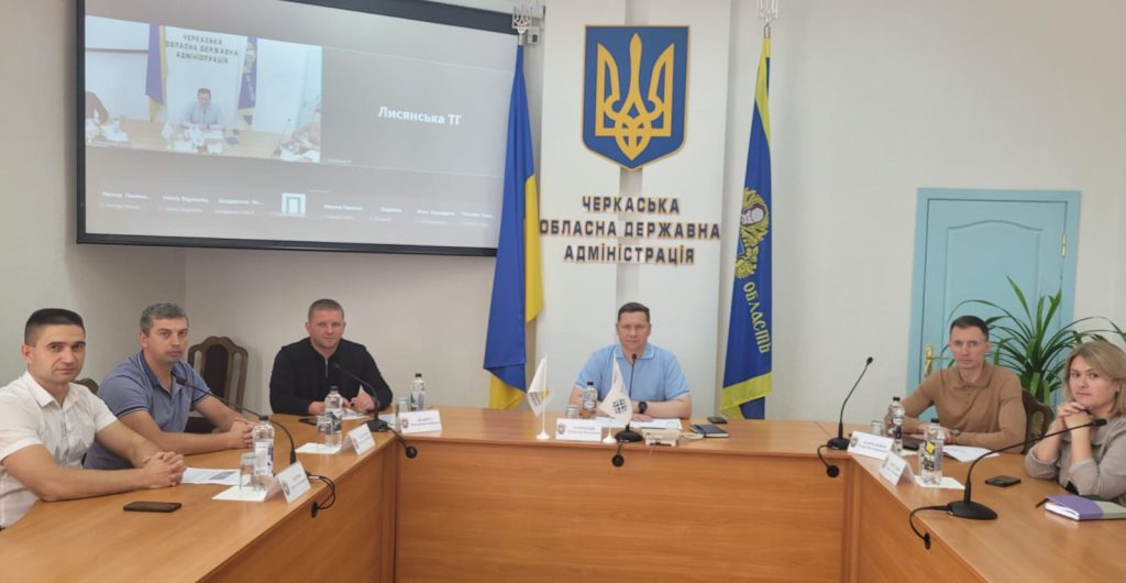 На фото - Олександр Турченяк та інші учасники зустрічі в межах платформи "Діалог влади та бізнесу"
