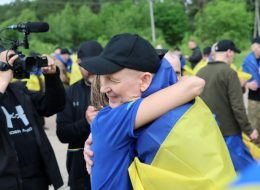 На фото - визволені з полону