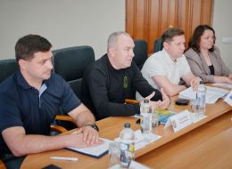 На фото - учасники зустрічі "Діалог влади і бізнесу"