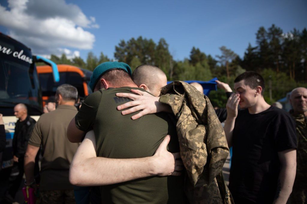 На фото - обійми двох військових після визволення з полону 