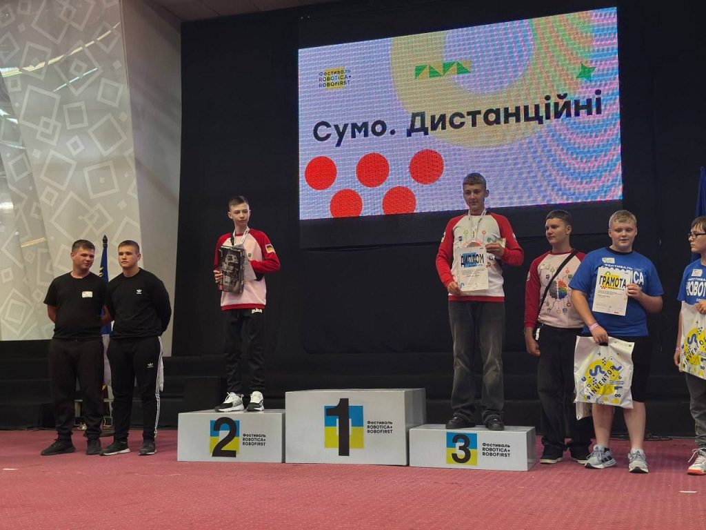 На фото - учні на п'єдесталі