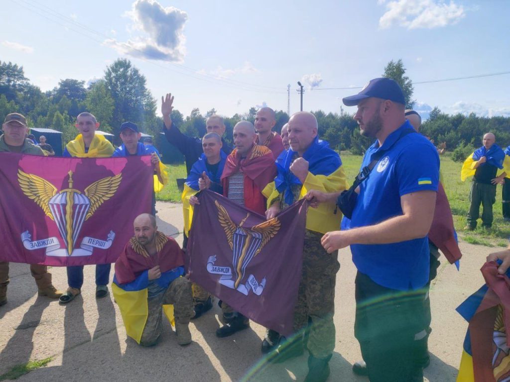 На фото - військові, яких визволили з полону
