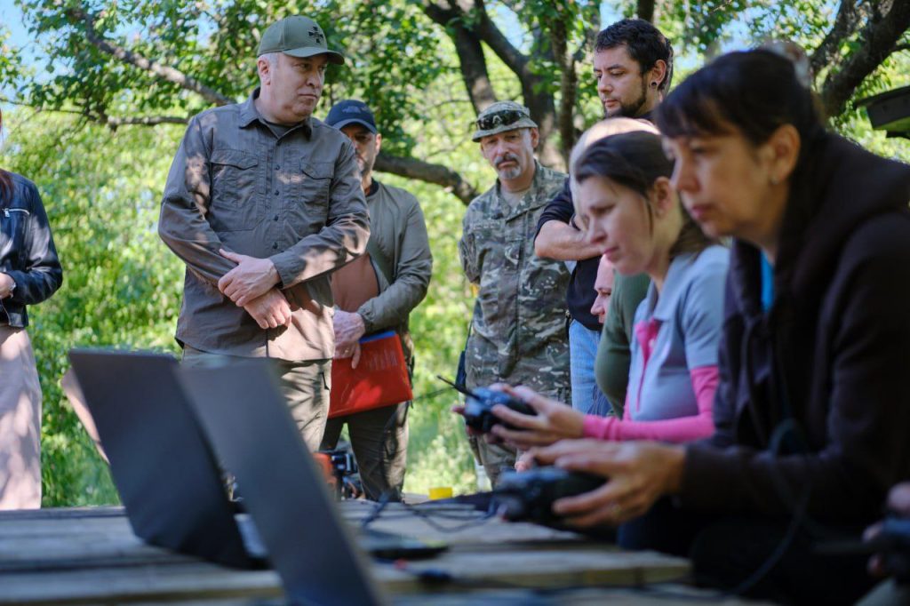 На фото - очільник області із учасниками зустрічі