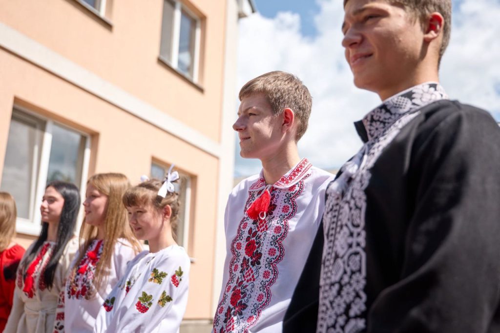 На фото - діти у вишиванках