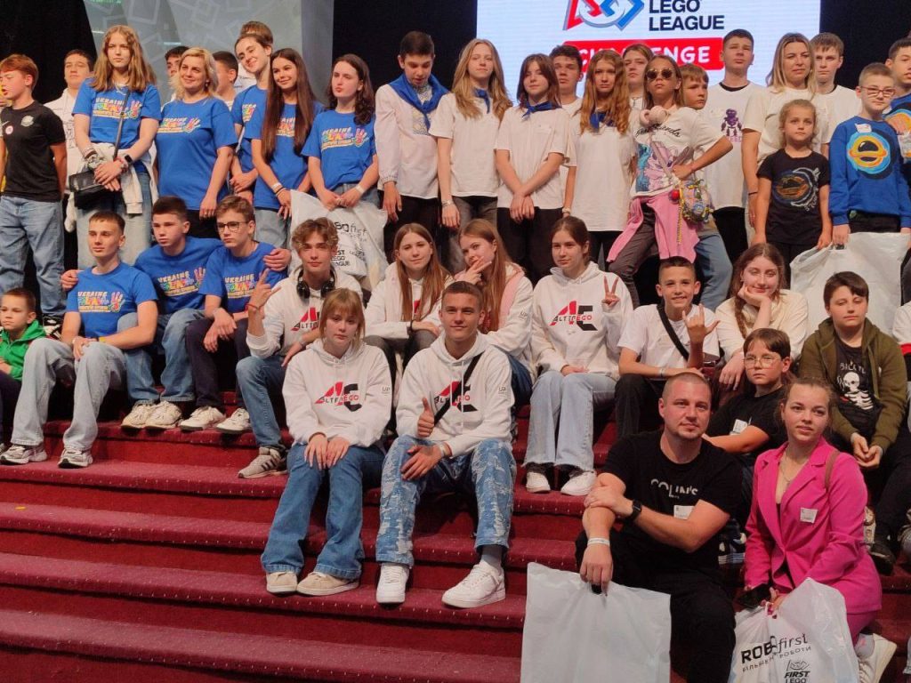 На фото - учні, які представляли Черкащину на всеукраїнському фестивалі з робототехніки
