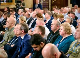 На фото - Ігор Табурець на ІІІ Міжнародному саміті міст і регіонів за участі Президента України Володимира Зеленського