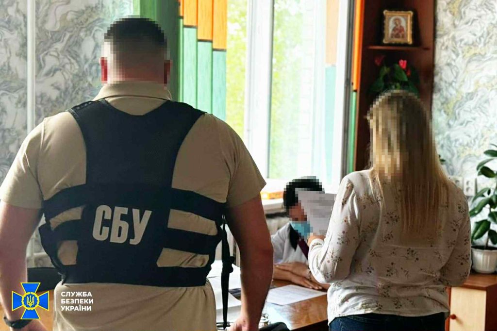 На фото - працівник СБУ під час затримання