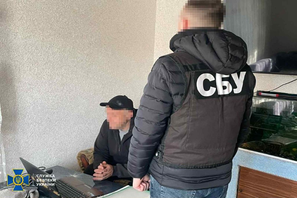 На фото - СБУ продовжує викривати адміністраторів груп у месенджерах, які допомагали ухилянтам уникати мобілізації