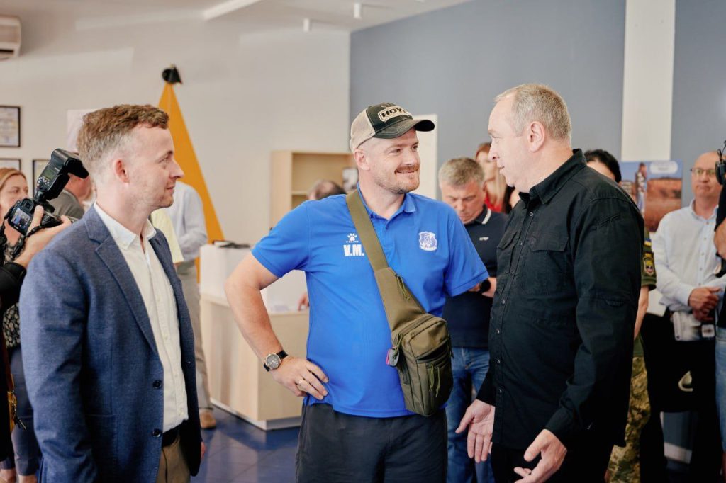 На фото - Ігор Табурець та ветеран Вадим Мазніченко