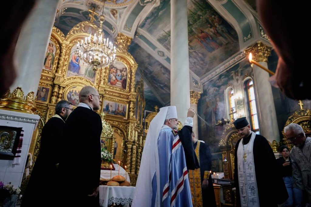На фото - служба у Свято-Троїцькому соборі