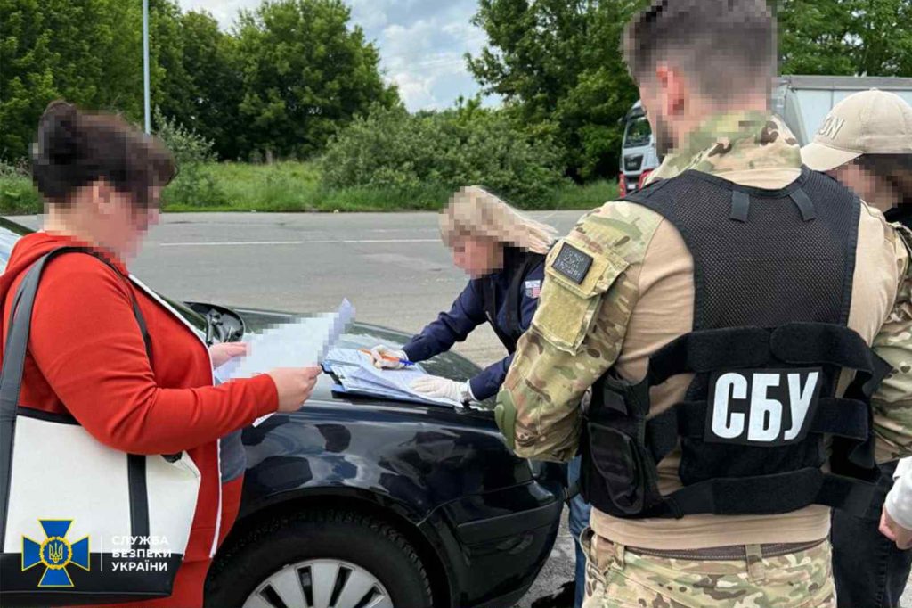 На фото - затримання 2-х організаторок "ухилянтських схем" на Черкащині