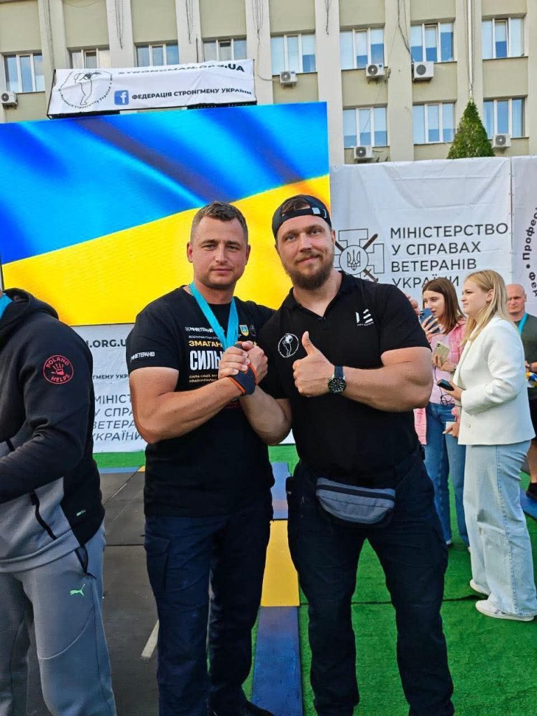 На фото - спортсмен-ветеран Ігор Миколаєнко серед переможців турніру