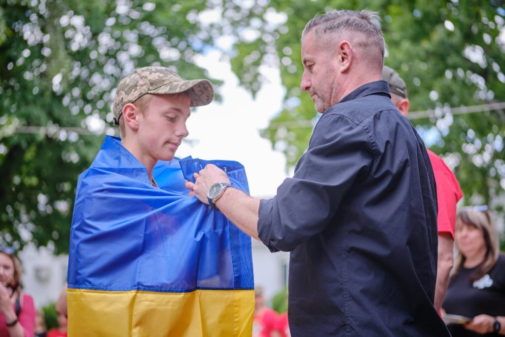 На фото - Сергій Жадан з учасником гри «Сокіл» («Джура»)