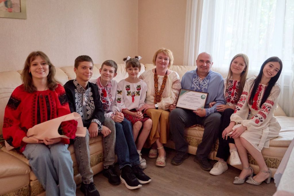 На фото - батьки-вихователі разом із дітьми