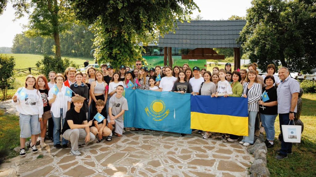 На фото - діти, що повернулись на Черкащину із представниками влади