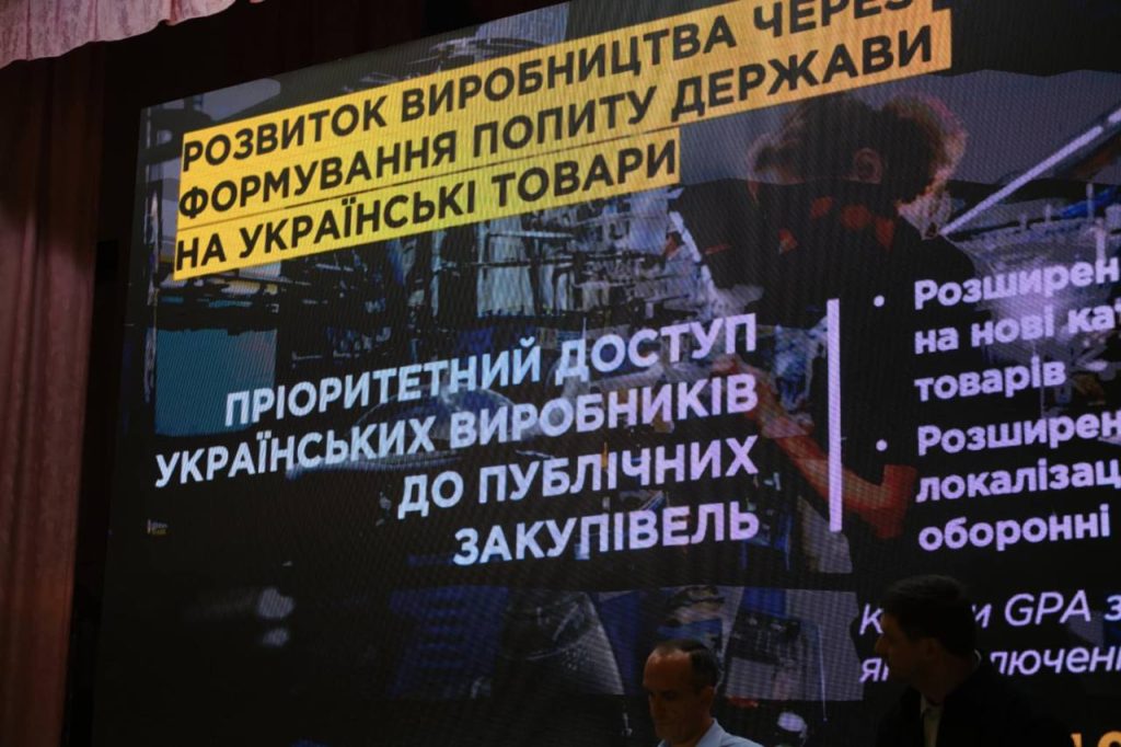 На фото - одна із декорацій на форумі