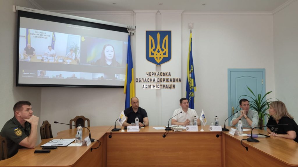 На фото - учасники зустрічі в межах діяльності регіональної платформи "Діалог влади та бізнесу"