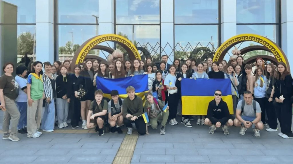 На фото - діти, які поїхали на відпочинок до Казахстану
