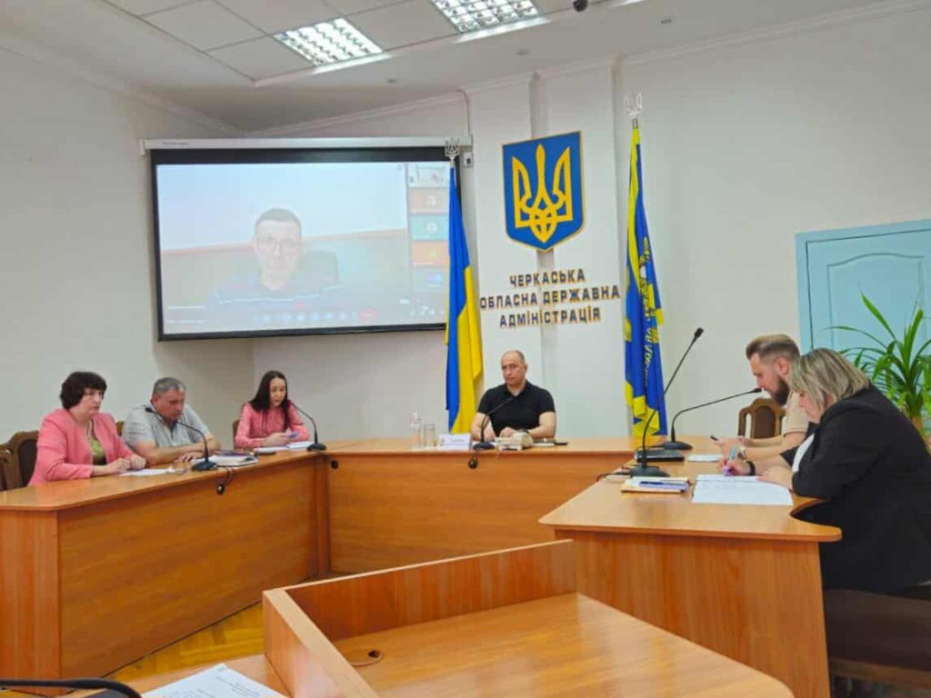 На фото - Антон Царюк та інші учасники засідання