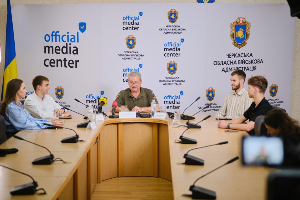 На фото - Валерій Данилевський, Віталій Кадуха, Роман Окіпняк, Артем Зеленько та Ольга Полінко на брифінгу в медіацентрі ОВА