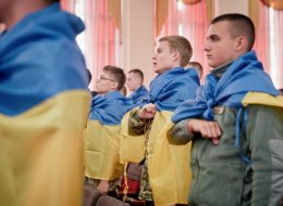 На фото - відмінники захисту України